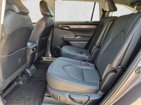 Used 2021 Toyota Highlander Limited AWD/4WD image 18
