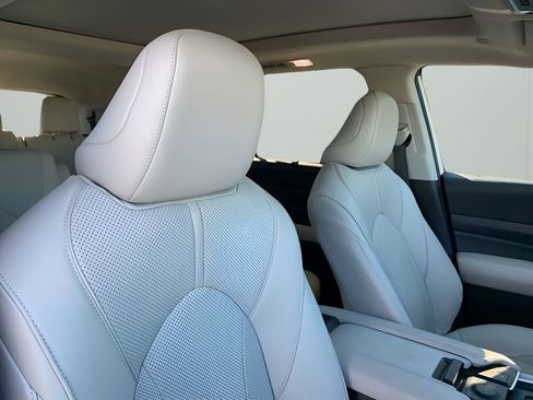 Used 2024 Toyota Grand Highlander Limited image 18