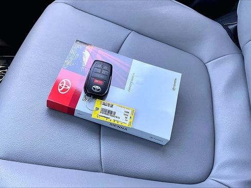 Certified 2025 Toyota Sienna XLE FWD image 14