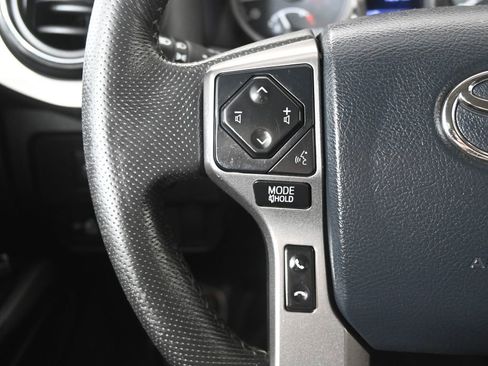 Used 2020 Toyota Tacoma SR5 AWD/4WD image 32
