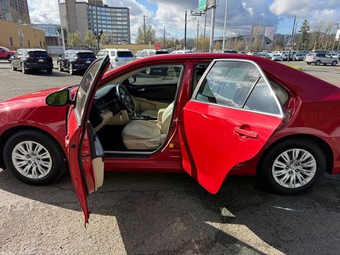 Used 2014 Toyota Camry L image 14