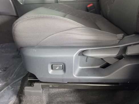 Certified 2025 Toyota Tacoma SR5 AWD/4WD image 9