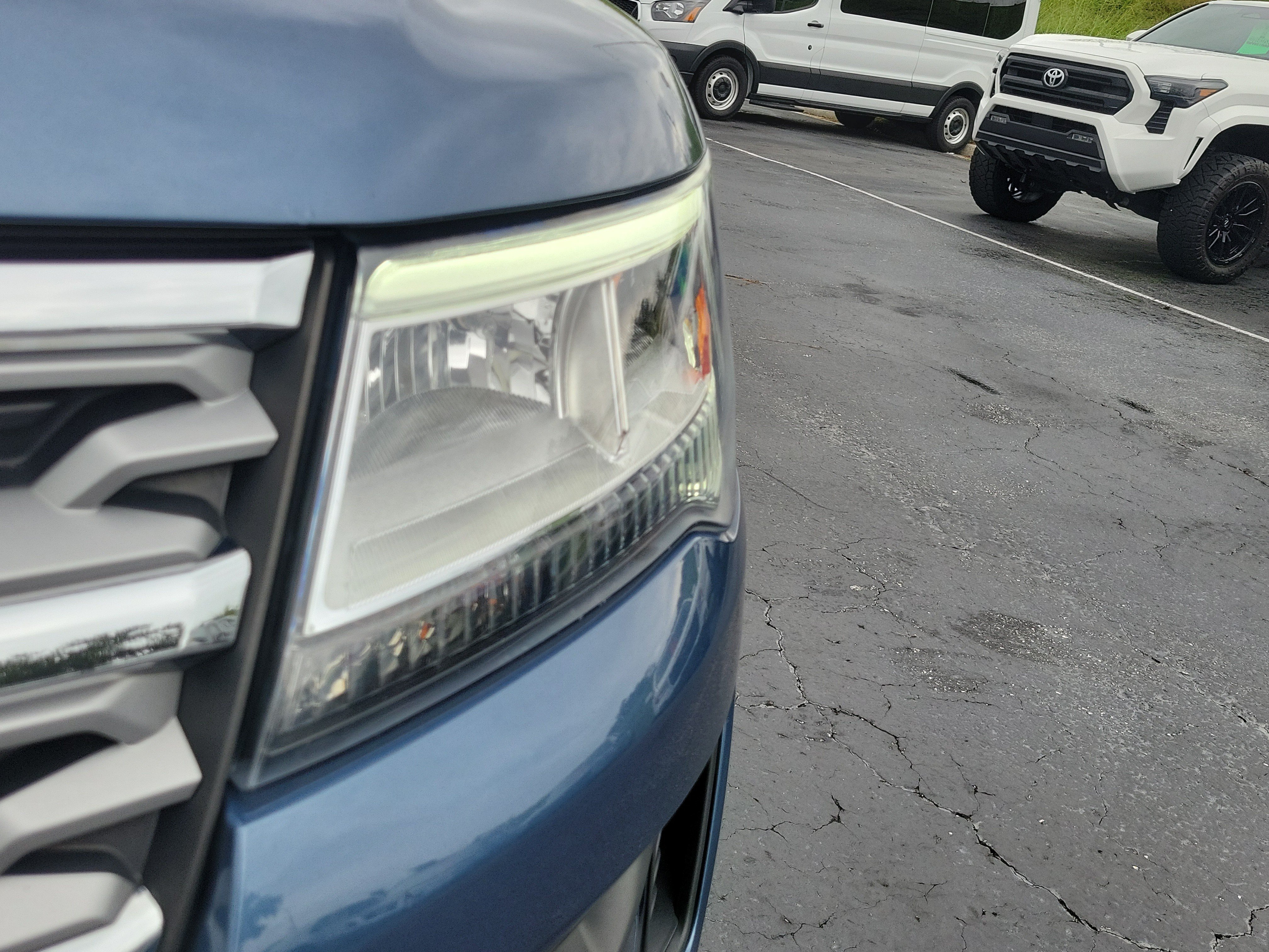Used 2019 Ford Explorer Limited w/ Limited Luxury Package FWD image 3