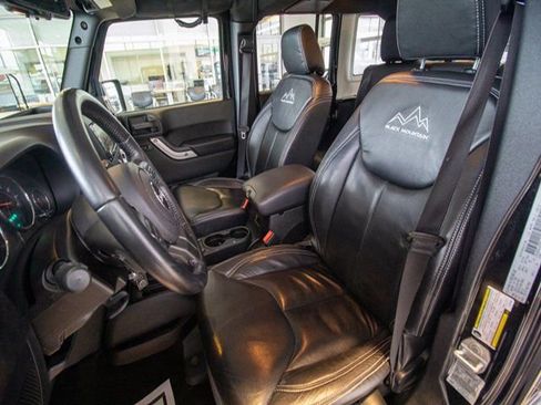 Used 2018 Jeep Wrangler Unlimited Sahara image 15