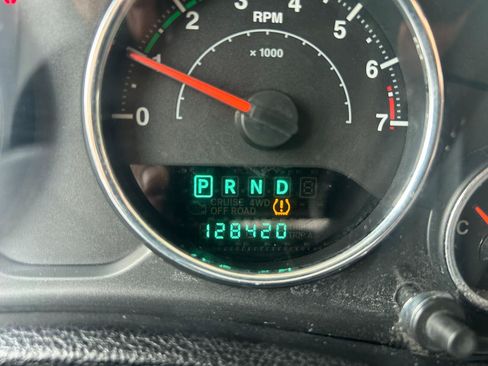 Used 2013 Jeep Wrangler Unlimited Sahara w/ Connectivity Group AWD/4WD image 22
