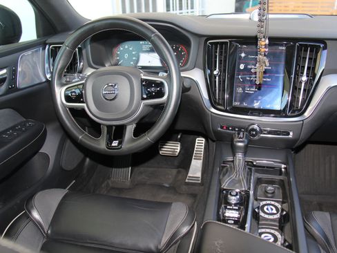 Used 2019 Volvo S60 T6 R-Design image 9