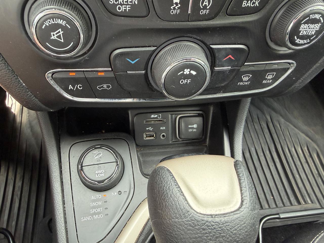 Used 2016 Jeep Cherokee Latitude w/ Cold Weather Group AWD/4WD image 19