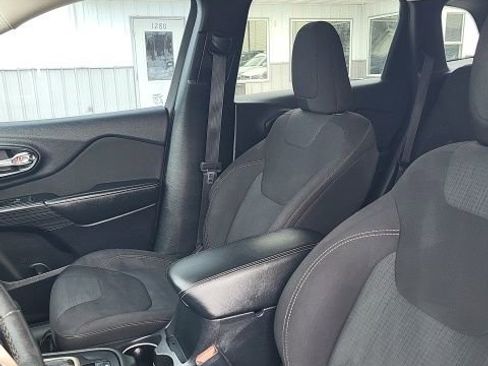 Used 2016 Jeep Cherokee Latitude w/ Cold Weather Group image 11