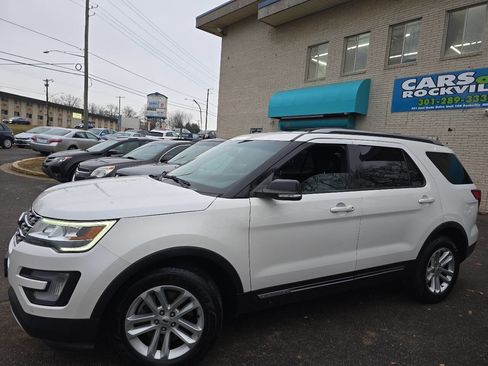 Used 2017 Ford Explorer XLT w/ Equipment Group 202A image 4