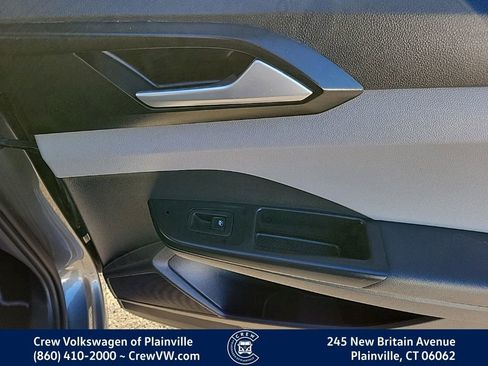 Certified 2022 Volkswagen Taos SE w/ Panoramic Sunroof Package image 45