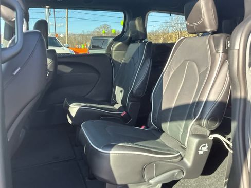 Used 2024 Chrysler Pacifica Limited w/ S Appearance Package image 13