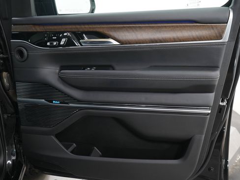 Used 2022 Jeep Grand Wagoneer Series II AWD/4WD image 11
