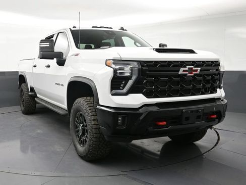 Used 2024 Chevrolet Silverado 2500 ZR2 w/ Technology Package AWD/4WD image 7