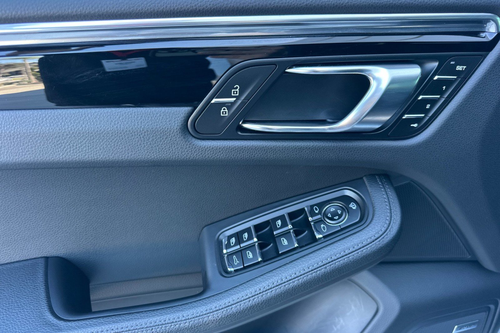 Certified 2025 Porsche Macan AWD/4WD image 12