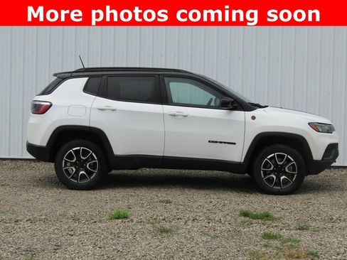 Used 2024 Jeep Compass Trailhawk AWD/4WD image 2