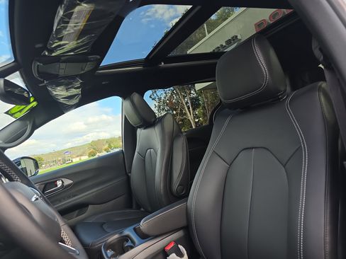 New 2026 Chrysler Pacifica Select image 12