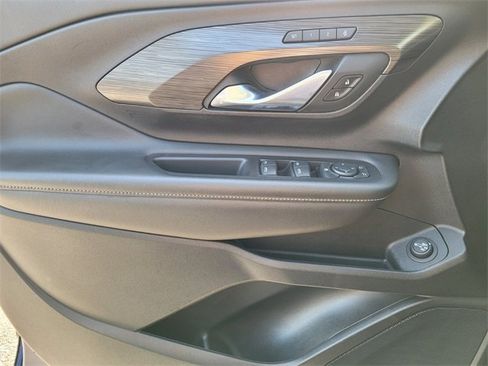 Used 2023 GMC Terrain SLT image 30