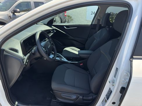 Used 2025 Kia Niro LX FWD image 9