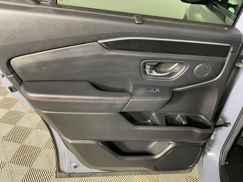 Used 2025 Honda Pilot Black Edition image 17