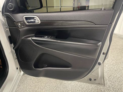 Used 2017 Jeep Grand Cherokee Altitude AWD/4WD image 9