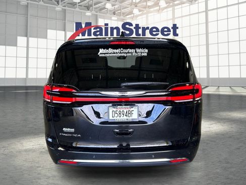 New 2026 Chrysler Pacifica Select image 4