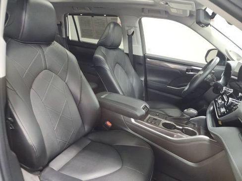 Used 2023 Toyota Highlander Platinum image 18