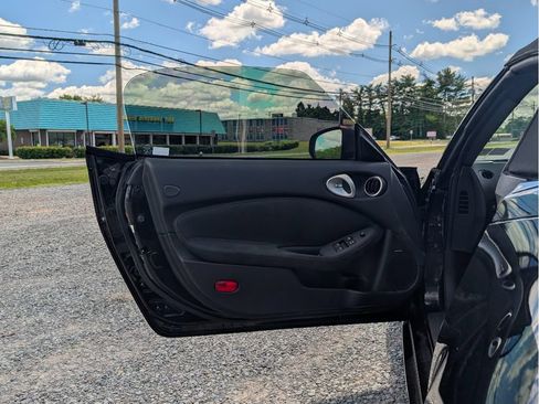 Used 2018 Nissan 370Z Touring RWD image 10