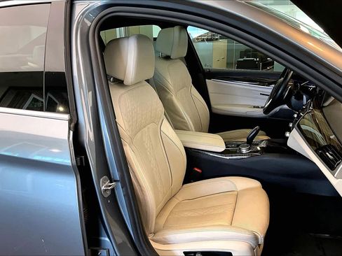 Used 2019 BMW 530i w/ Luxury Seating Package image 8