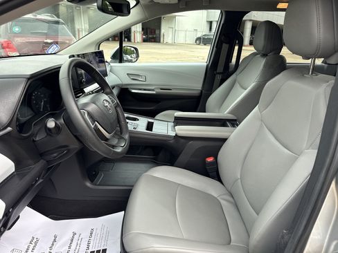 Used 2025 Toyota Sienna XLE FWD image 11