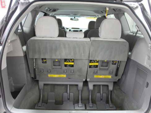 Used 2014 Toyota Sienna LE image 28