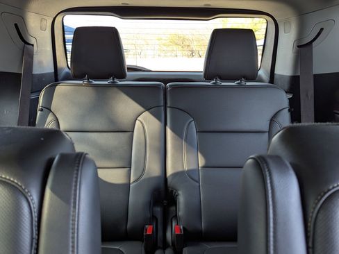 Used 2023 GMC Acadia SLT image 17