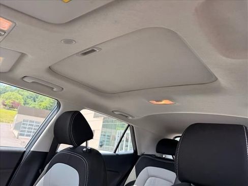 Used 2025 Hyundai Venue SEL FWD image 18