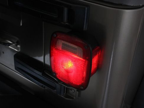 Used 2005 Jeep Wrangler Unlimited AWD/4WD image 38