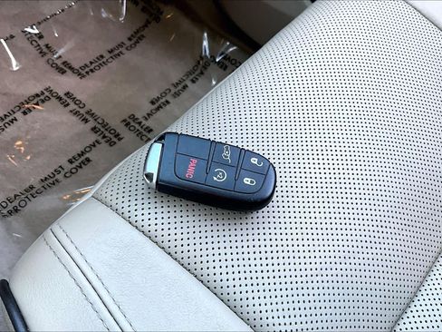 Used 2017 Jeep Grand Cherokee Overland AWD/4WD image 15