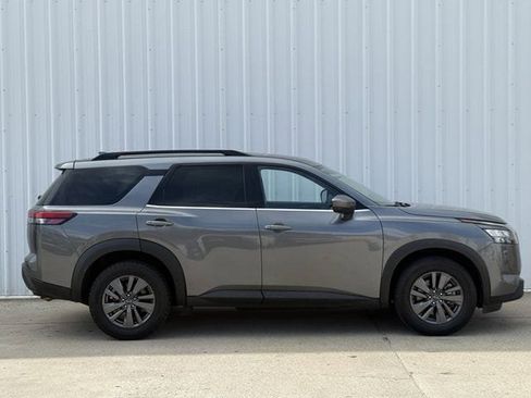Used 2024 Nissan Pathfinder SV AWD/4WD image 3