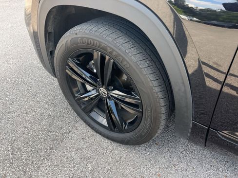 Used 2023 Volkswagen Atlas SEL R-Line AWD/4WD image 9