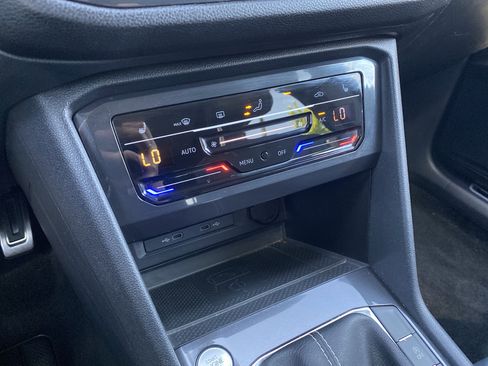 Used 2023 Volkswagen Tiguan SE R-Line image 40