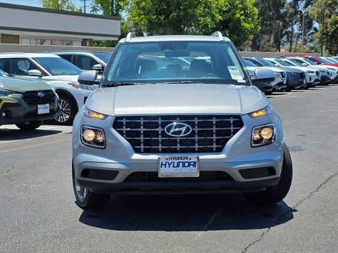 New 2025 Hyundai Venue SEL image 3