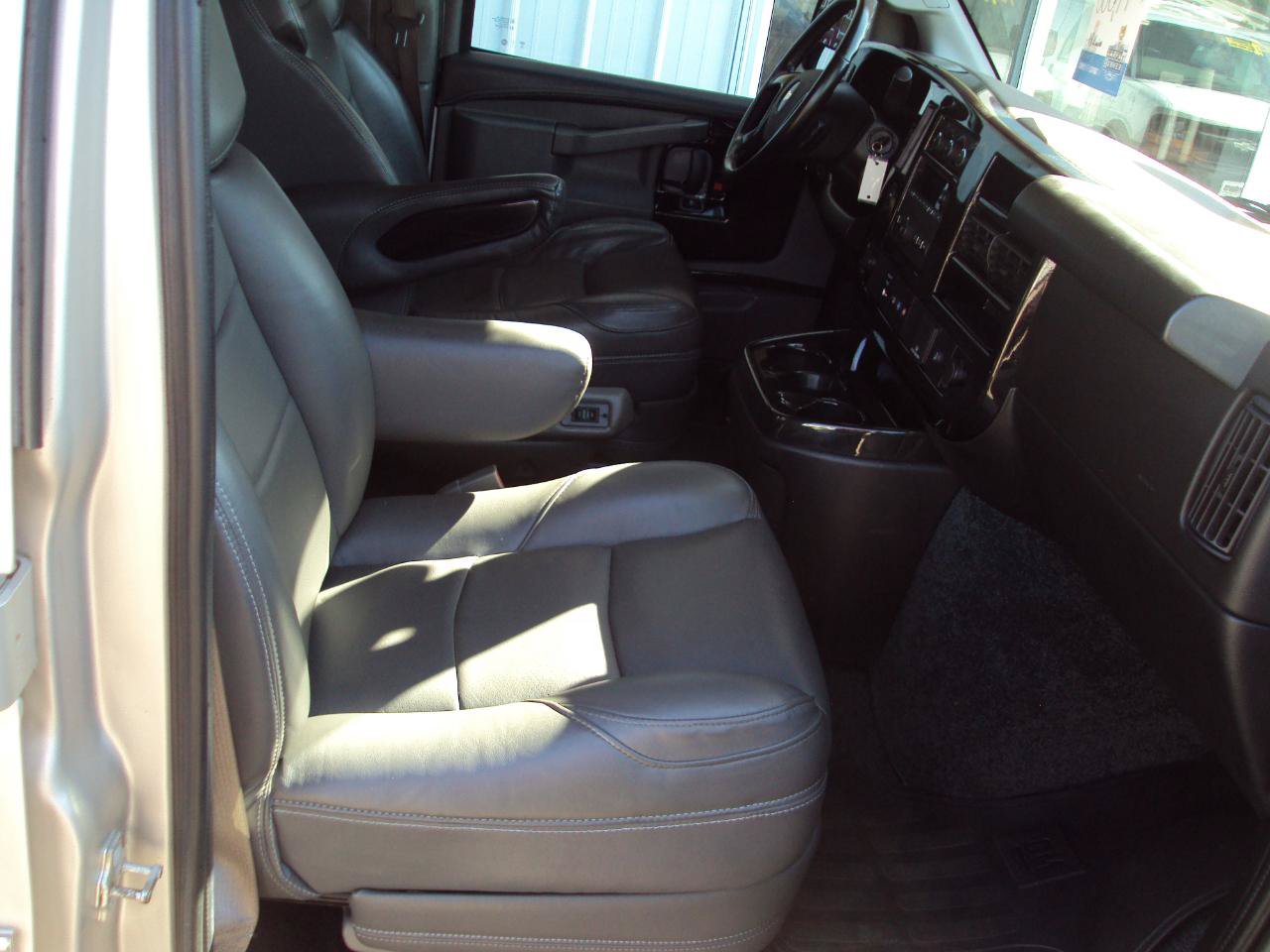 Used 2023 Chevrolet Express 2500 Extended RWD image 18