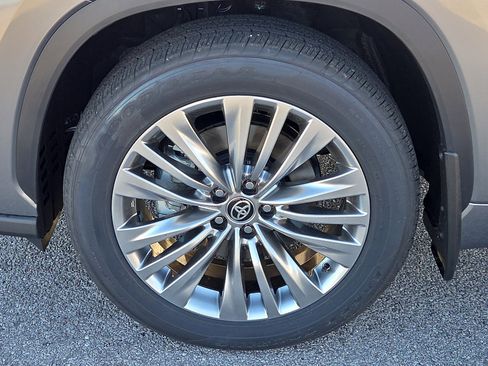 New 2026 Toyota Highlander Platinum image 5
