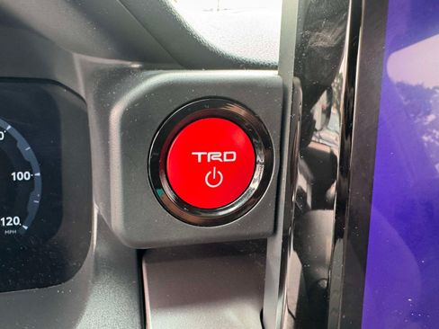 Certified 2025 Toyota Tacoma TRD Off-Road AWD/4WD image 30