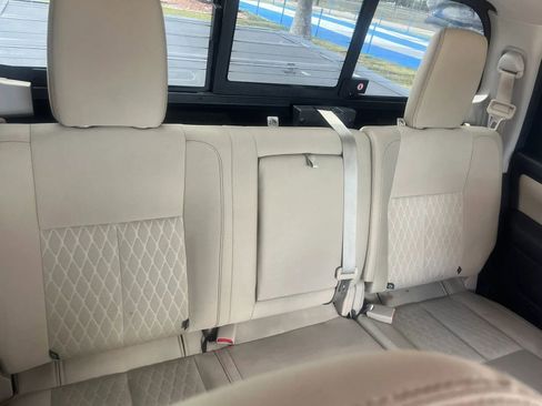 Used 2017 Nissan Titan SV image 29