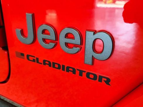 Used 2023 Jeep Gladiator Rubicon w/ Cold Weather Group AWD/4WD image 34