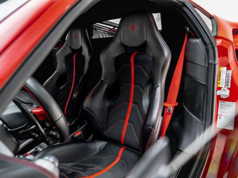 Used 2018 Ferrari 488 GTB RWD image 4