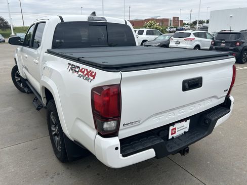 Used 2018 Toyota Tacoma TRD Sport AWD/4WD image 4
