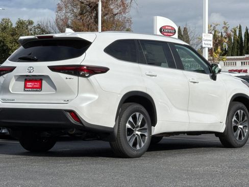 New 2026 Toyota Highlander XLE image 3