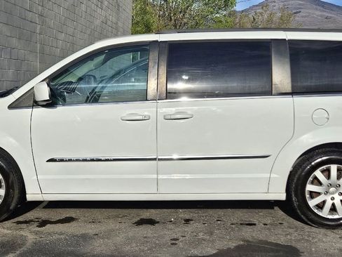 Used 2016 Chrysler Town & Country Touring image 2