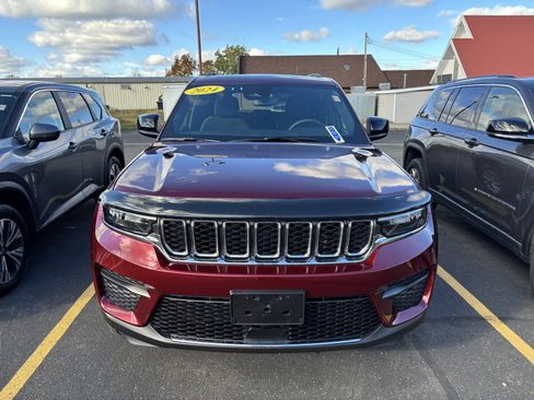 Used 2024 Jeep Grand Cherokee Laredo X w/ Luxury Tech Group I image 3