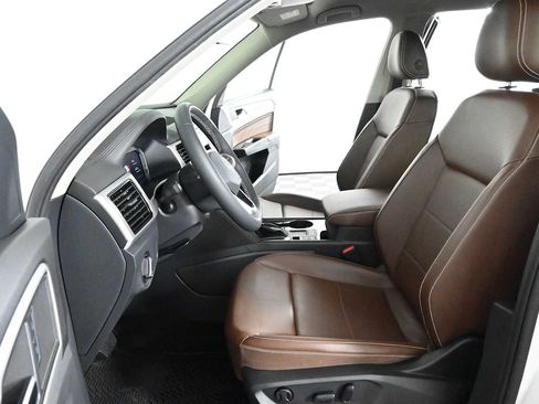 Certified 2022 Volkswagen Atlas SE w/ Black Wheel Package FWD image 18