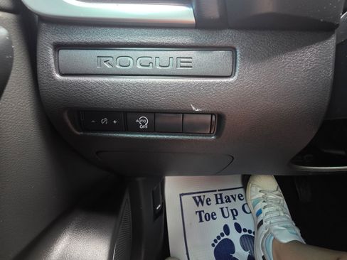Used 2024 Nissan Rogue S FWD image 15